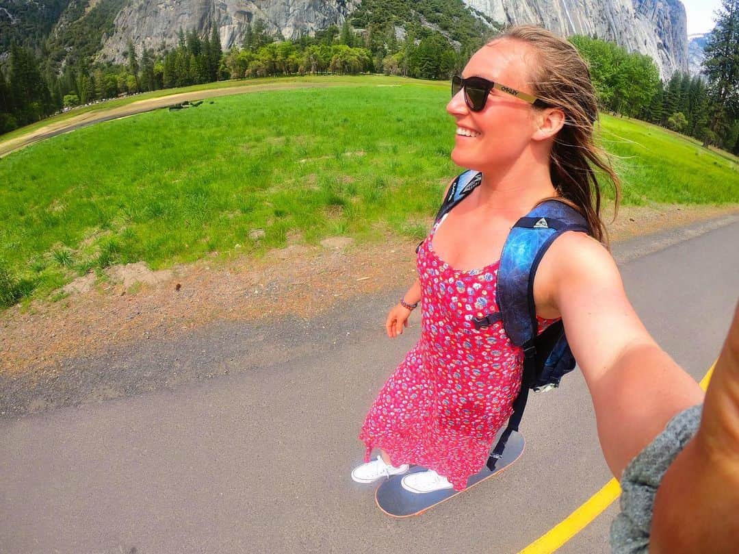 ジェイミー・アンダーソンのインスタグラム：「Skating through the Yosemite valley with my sisters 💙 swipe over to see my view! Wearing my thrift store dress from Alaska 😘✨👌 #recycleclothes #sistertrip #Yosemite  #goprogirl」