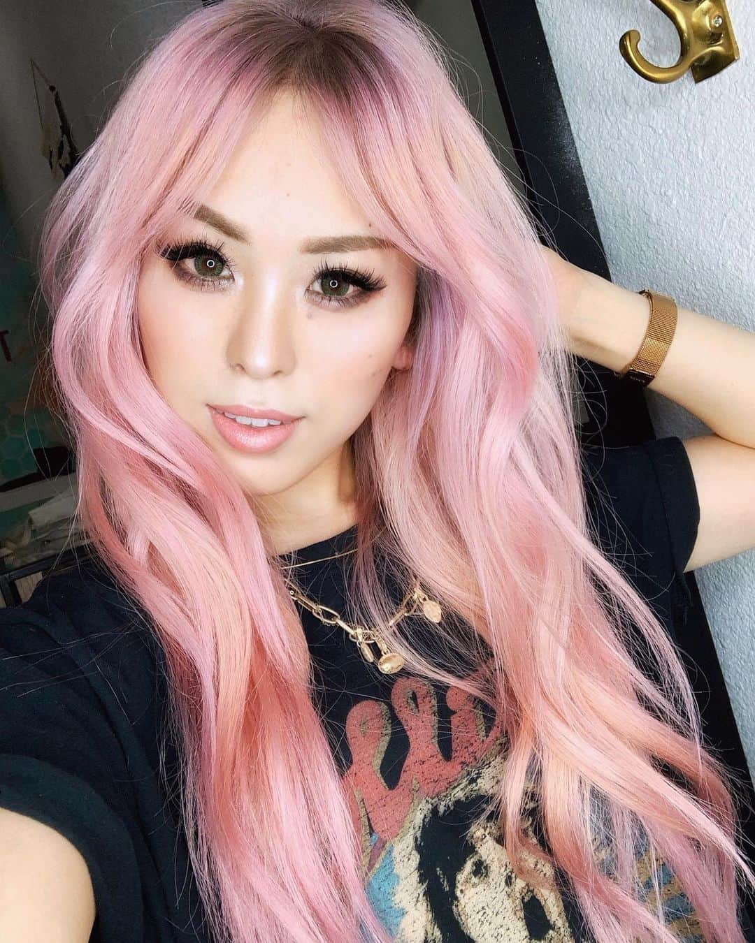AikA♡ • 愛香 | JP Blogger • ブロガーさんのインスタグラム写真 - (AikA♡ • 愛香 | JP Blogger • ブロガーInstagram)「Smile or No smile? 💗 The color is all faded now 😭 ( SOS to @alexadawnhair !!! ) cuz this color is a toner and I am a total failure on using a pink shampoo 😝 Pink on the front, blush rose blonde on the back 🤦🏻‍♀️ Glad I took 284748 pics of me so I still look Instagram perfect 💕😝🙌🏻 // Linked all my current fav hair care/products including one of the best Japanese hair oils 🌺 you’ll definitely love it! Swipe up on stories or link in bio ( Just click the same image ) http://liketk.it/2BGJi @liketoknow.it #LTKbeauty ————— 笑顔かノー笑顔、どっち派？？ 決められなかったからどっちも💓ww 実際のカラーゎもう落ちちゃってるんだけどね、初めてトーナーカラーにしたんだけど、やっぱりセミ・パーマネントカラーじゃないと無理だぁ😭 ピンクシャンプー🧴使ったけど、上手くできずに失敗😫 前ゎ上手く染まったけど、後ろゎもう全然💔 だから、染めた時の1番ステキな状態の時にたっくさん写真撮っておいてよかった🙈😍 最近アマゾンでツバキオイル買ったんだけどやっぱり最強🌺 みんなの好きなヘアーケアブランド教えてねぇ〜✨👩🏻💕 ..... #pinkhair #rosegoldhair #longhairdontcare #shadowroot #smilealways #ltkunder50 #美女図鑑」5月9日 6時51分 - aikaslovecloset