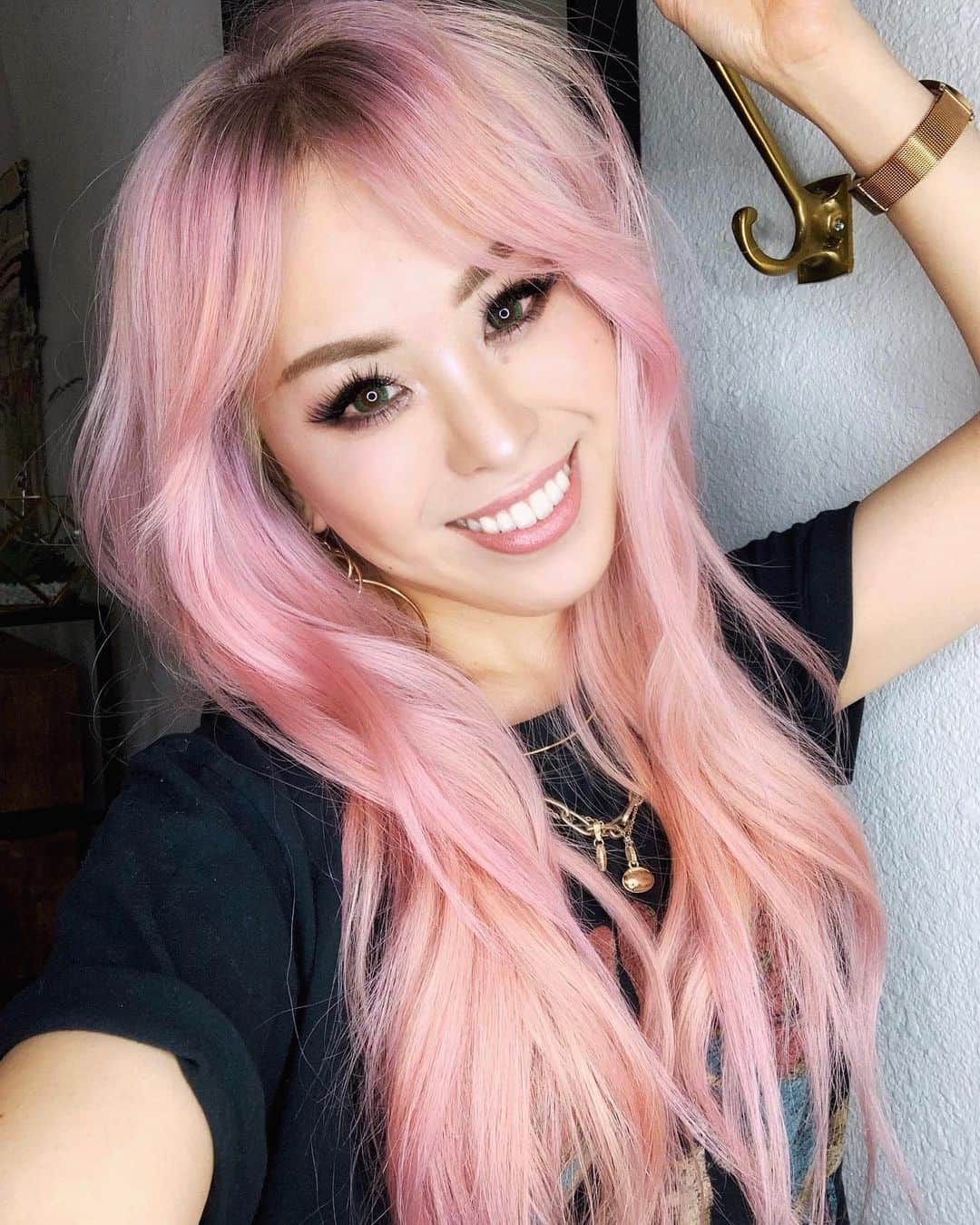 AikA♡ • 愛香 | JP Blogger • ブロガーのインスタグラム：「Smile or No smile? 💗 The color is all faded now 😭 ( SOS to @alexadawnhair !!! ) cuz this color is a toner and I am a total failure on using a pink shampoo 😝 Pink on the front, blush rose blonde on the back 🤦🏻‍♀️ Glad I took 284748 pics of me so I still look Instagram perfect 💕😝🙌🏻 // Linked all my current fav hair care/products including one of the best Japanese hair oils 🌺 you’ll definitely love it! Swipe up on stories or link in bio ( Just click the same image ) http://liketk.it/2BGJi @liketoknow.it #LTKbeauty ————— 笑顔かノー笑顔、どっち派？？ 決められなかったからどっちも💓ww 実際のカラーゎもう落ちちゃってるんだけどね、初めてトーナーカラーにしたんだけど、やっぱりセミ・パーマネントカラーじゃないと無理だぁ😭 ピンクシャンプー🧴使ったけど、上手くできずに失敗😫 前ゎ上手く染まったけど、後ろゎもう全然💔 だから、染めた時の1番ステキな状態の時にたっくさん写真撮っておいてよかった🙈😍 最近アマゾンでツバキオイル買ったんだけどやっぱり最強🌺 みんなの好きなヘアーケアブランド教えてねぇ〜✨👩🏻💕 ..... #pinkhair #rosegoldhair #longhairdontcare #shadowroot #smilealways #ltkunder50 #美女図鑑」