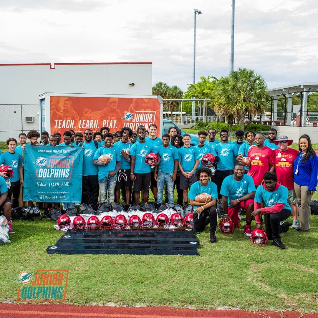 マイアミ・ドルフィンズさんのインスタグラム写真 - (マイアミ・ドルフィンズInstagram)「Awesome day spent with South Broward high school’s flag and tackle football teams bringing in new equipment and gear! #DolphinsHuddleFor100 #teamworkatwork」5月9日 6時46分 - miamidolphins