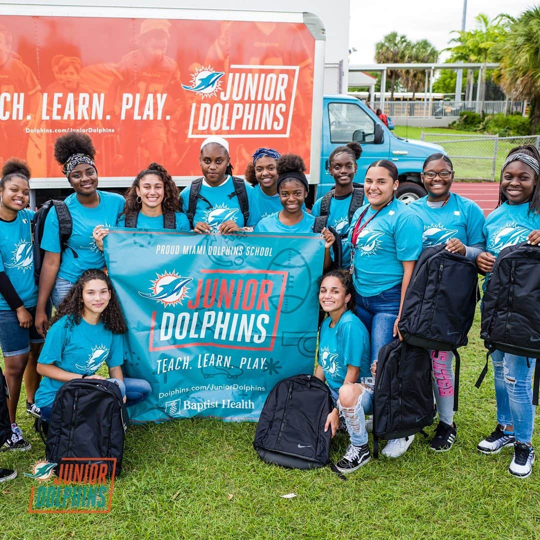 マイアミ・ドルフィンズさんのインスタグラム写真 - (マイアミ・ドルフィンズInstagram)「Awesome day spent with South Broward high school’s flag and tackle football teams bringing in new equipment and gear! #DolphinsHuddleFor100 #teamworkatwork」5月9日 6時46分 - miamidolphins