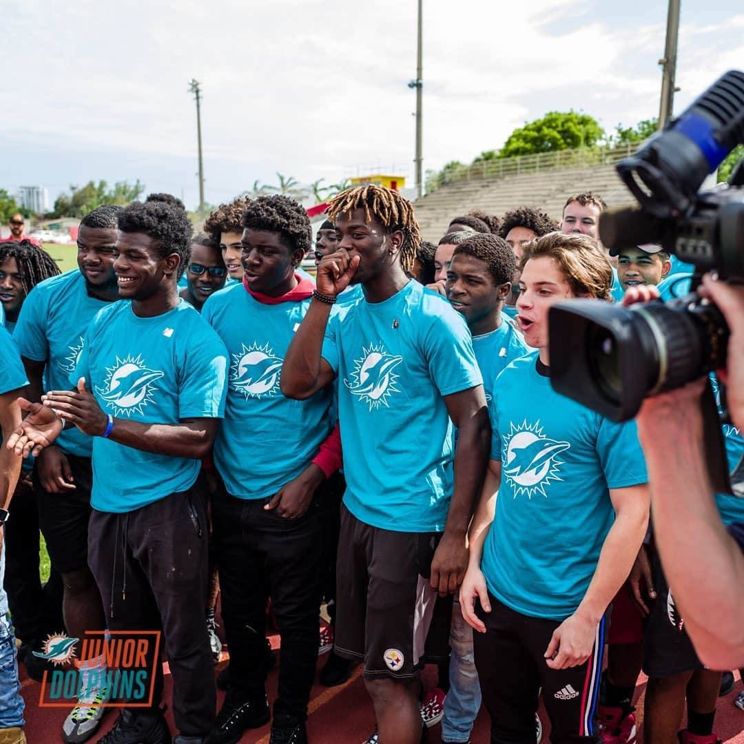 マイアミ・ドルフィンズさんのインスタグラム写真 - (マイアミ・ドルフィンズInstagram)「Awesome day spent with South Broward high school’s flag and tackle football teams bringing in new equipment and gear! #DolphinsHuddleFor100 #teamworkatwork」5月9日 6時46分 - miamidolphins