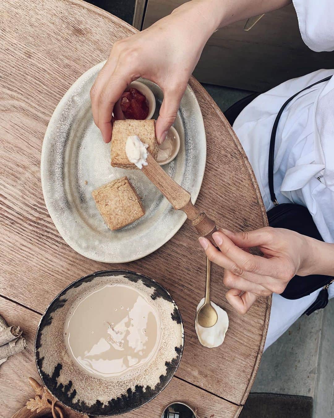のインスタグラム：「. . 優しい気持ちと素材の力強さの 半々で作られたスコーン☕️ . . . 目に入る全てものが美しい場所🥀 @stardust_kana . . #goodmorning #teatime #scone #kyoto #vegansweets #vegan #kyotographie2019 #tbt #stardust #cafe #glutenfree #organic #simplelife #chaitea #travelphotography #goodmemory #chill #breakfast #ceramics #interior #京都」