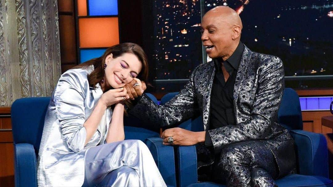 アン・ハサウェイさんのインスタグラム写真 - (アン・ハサウェイInstagram)「How was your Tuesday?? @rupaulofficial @colbertlateshow」5月9日 7時07分 - annehathaway