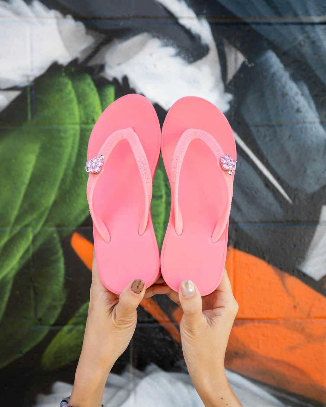 Popits Hawaiiさんのインスタグラム写真 - (Popits HawaiiInstagram)「Medium heel wedge pink x shooting star🌟⠀ ⠀ ⠀ #popitshawaii #ポピッツ #sandals #charms #alohastate #luckywelivehawaii #waikiki #footwear #thong #happyfeet #flipflops #slippers #ハワイ #ハワイ旅行 #ハワイ好き #ハワイ大好き #ハワイ好きな人と繋がりたい #ビーチサンダル #フラ #フラダンス #占い #shootingstar #pink」5月9日 7時00分 - popitshawaii