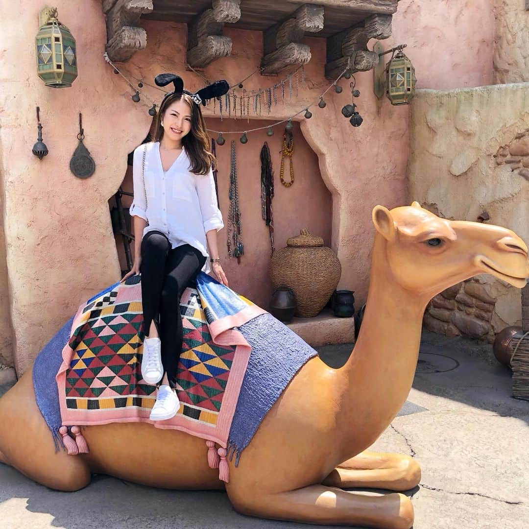 のインスタグラム：「. おはようございます🌞 今日も頑張りましょー☺️ . 🐪🧞‍♂🏰✨ ここの写真スポットが一番好き🐭♡ スニーカー1日歩いても全く疲れなかった♡ . #令和 #gw #gwの思い出 #休日 #武田奈津美 #japan #tokyo  #fashion #cooidinate #patrick #shoes #sneaker #kicks #靴 #スニーカー #パトリック」