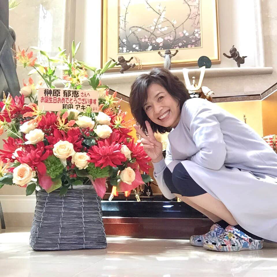 榊原郁恵さんのインスタグラム写真 - (榊原郁恵Instagram)「. 五月晴れの8日❣️ 《#還暦》を迎えました。 母がお赤飯を炊いてくれました。（母85歳） そして……#和田アキ子 さんから〜こんな立派なお花が届きました〜❣️ 毎年 お誕生日に必ずアコさんからお花が届きます❣️ 有難うございました。  #5月8日 #60歳 #榊原郁恵」5月9日 7時25分 - sakakibara.ikue