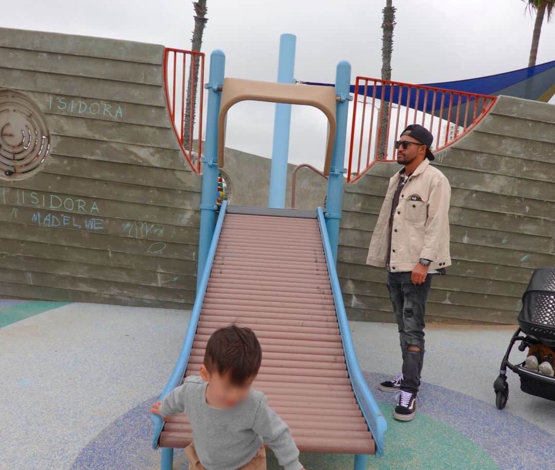 尾崎紗代子さんのインスタグラム写真 - (尾崎紗代子Instagram)「. 「しゅべり台ある？」が口癖の息子を連れて サンタモニカの South Beach Parkへ( ^ω^ ) そんな大きい公園では無かったけど 息子にはちょうどよかったみたいで 楽しそうに駆け回ってました。 大人も遊んでた様子は @kenu_terui のインスタにて。 . もうすぐ発売するコラボシューズは 履きやすく形が最高なので合わせやすくて LAでも大活躍でした。 . そういえばベビーカーに付けるバギーボードは こんな感じ(3枚目)で機嫌のいい時だけ 稀に乗ってくれます。 二人乗りベビーカーはずっと欲しくて いまだに迷ってる。笑 買うなら早い方が良いのは分かってるんだけど.. 中々踏み出せない。 . #LA #losangels #santamonica #familytrip #サンタモニカ #ロサンゼルス #家族旅行  #ママリ #育児 #男の子ママ #女の子ママ #コドモノ #ベビフル #mamanoko #ママライフ  #２歳 #0歳 #ベビーカー #二人育児 #motherof2 #motherhood #ootd #fashion #basic #coordinate #outfit #osayocode #今日のコーデ #シンプルコーデ #ファッション」5月9日 7時25分 - osayo_osayo