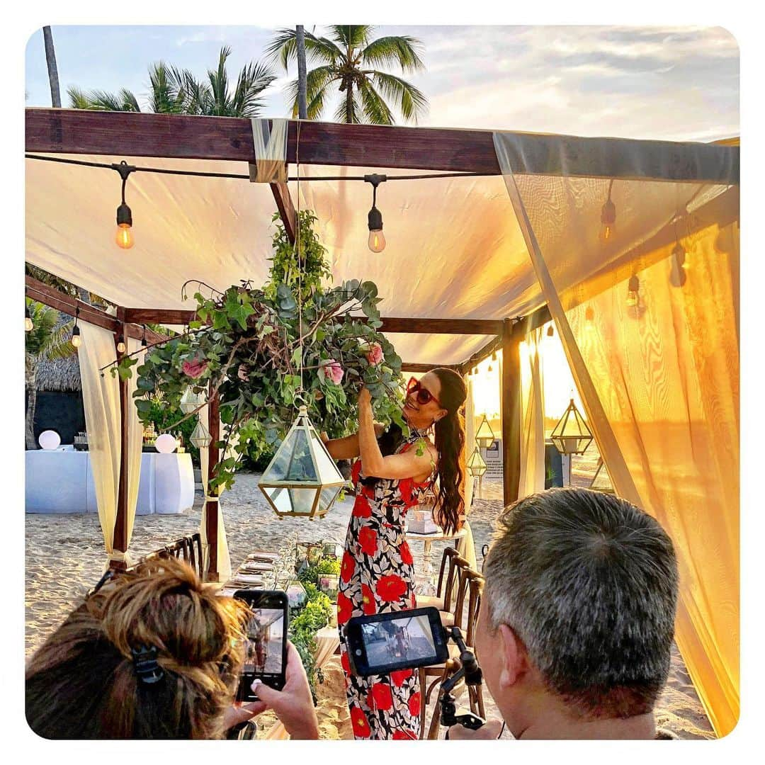 ジェシカ・ブラウンスタインさんのインスタグラム写真 - (ジェシカ・ブラウンスタインInstagram)「I heard florals and jumpsuits were a thing. Don’t worry Canadian brides, a huge contest is coming your way. If you would like a wedding designed by me and @weddingvacations keep your 👀out for something soon.」5月9日 7時21分 - jessicamulroney