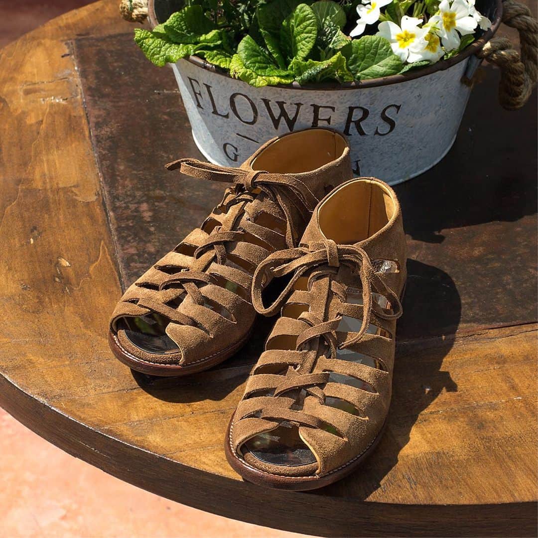 アルベルトファッシャーニさんのインスタグラム写真 - (アルベルトファッシャーニInstagram)「Move your first steps into summer in our sandals Xenia 45013  #albertofasciani #sandalshoes #summershoes #summercollection19 #handmadeshoes #luxuryfootwear #fashionshoes #italianshoes #madeinitaly🇮🇹 #sandali #primaveraestate2019」5月8日 22時25分 - albertofasciani_official