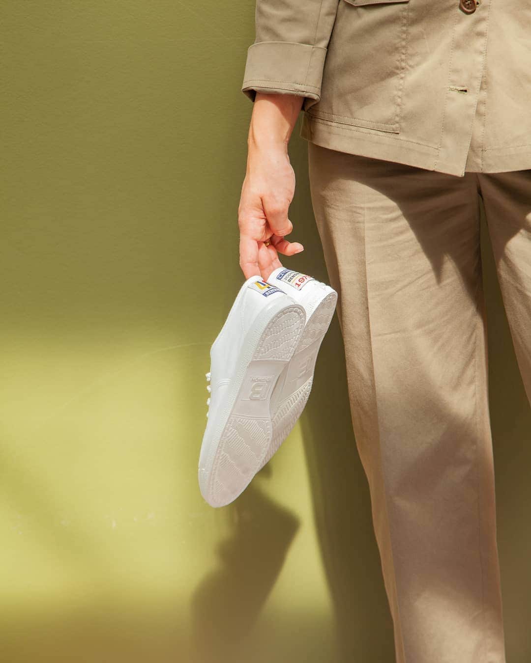 ベンシモンのインスタグラム：「- COLLECTOR - Qui dit anniversaire dit tennis collector ! Pour fêter dignement ses 40 ans, notre tennis revêt son indémodable parure immaculée.  La couleur, symbole de la marque, s'immisce dans les détails.  La tennis est accompagnée de ses 4 semelles interchangeables et d'une pochette au monogramme unique. > Disponible dès maintenant sur Bensimon.com 🇬🇧 When you say anniversary it means collector tennis shoes! To celebrate its 40 years old, our tennis shoe is a replica of the original immaculate one.  Symbol of the brand, the color shows up on details.  This special edition will be sold with its 4 interchangeable inner soles in a unique monogramed pouch. > Available now on Bensimon.com」
