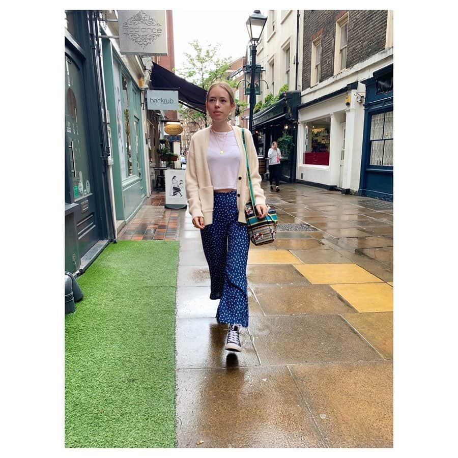 タニヤ・バーさんのインスタグラム写真 - (タニヤ・バーInstagram)「Find a friend who doesn’t mind you stealing their fries 🍟」5月8日 22時41分 - tanyaburr