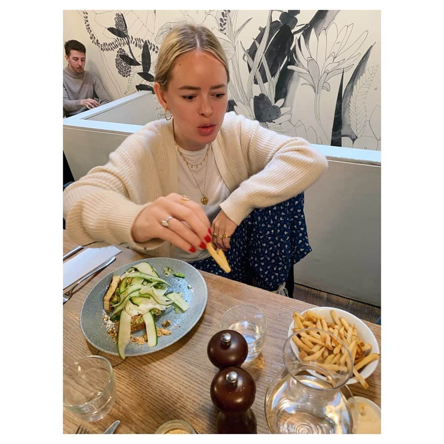 タニヤ・バーさんのインスタグラム写真 - (タニヤ・バーInstagram)「Find a friend who doesn’t mind you stealing their fries 🍟」5月8日 22時41分 - tanyaburr