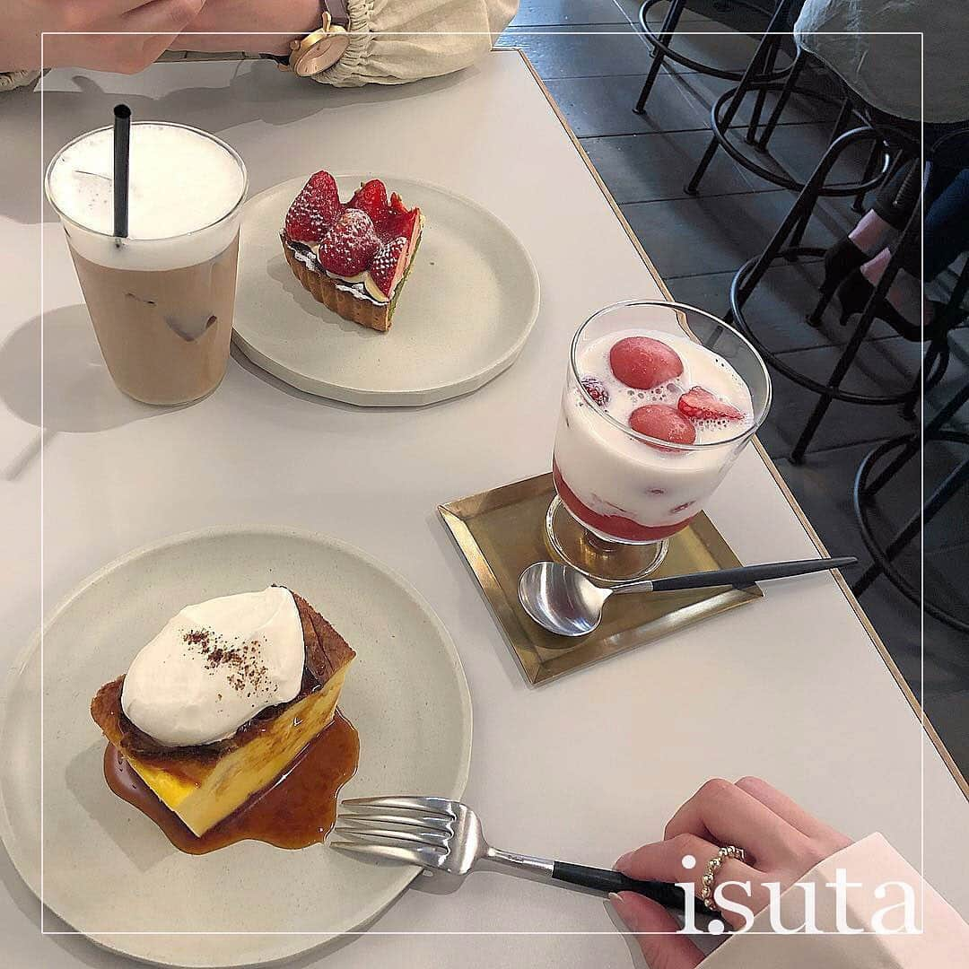 isutaさんのインスタグラム写真 - (isutaInstagram)「. 福岡にあるカフェ「ORTO CAFE（オルトカフェ）」をご紹介❤︎ . シンプルでおしゃれな店内では、チョコタルトやチーズケーキお花がのったいちごタルトなど、見ても食べてもきゅんとするスイーツが勢揃いしているんです♩ . ぜひ遊びに行ってみてくださいね！ __________ ORTO CAFE open：12:00～19:00 access：住所 福岡県福岡市中央区警固1-15-51 La casa di ORTO 1F close：月曜日 __________ Photo by @fzeoly_ @saya.kkk @___mlily . #isuta #isutapic #isutacafe #イスタ #福岡カフェ #ortocafe」5月8日 22時41分 - isuta_jp