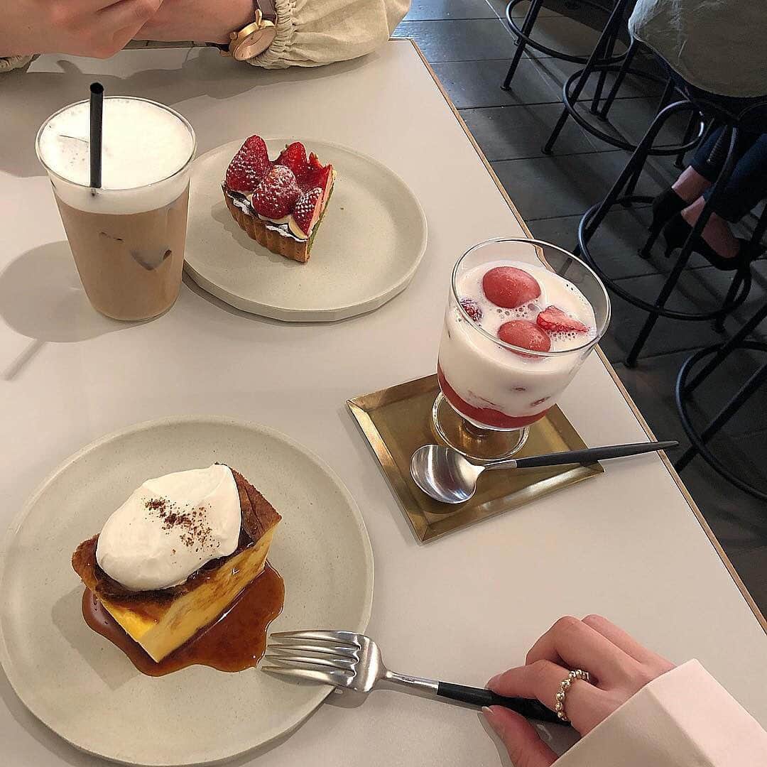isutaさんのインスタグラム写真 - (isutaInstagram)「. 福岡にあるカフェ「ORTO CAFE（オルトカフェ）」をご紹介❤︎ . シンプルでおしゃれな店内では、チョコタルトやチーズケーキお花がのったいちごタルトなど、見ても食べてもきゅんとするスイーツが勢揃いしているんです♩ . ぜひ遊びに行ってみてくださいね！ __________ ORTO CAFE open：12:00～19:00 access：住所 福岡県福岡市中央区警固1-15-51 La casa di ORTO 1F close：月曜日 __________ Photo by @fzeoly_ @saya.kkk @___mlily . #isuta #isutapic #isutacafe #イスタ #福岡カフェ #ortocafe」5月8日 22時41分 - isuta_jp