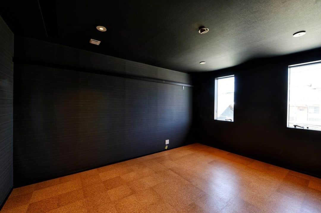 tachiki homeさんのインスタグラム写真 - (tachiki homeInstagram)「#オーディオルーム 。漆黒です^ ^ 床は吸音材として#コルク です・ ・ もっと施工例を見たい方はこちら↓↓↓・ @tachikihome ・ ・ #注文住宅 #住宅  #設計 #自由設計  #house #myhome  #デザイン #design  #インテリア #interior  #interiordesign  #デザイン住宅  #おしゃれ  #空気がきれい  #健康住宅  #建築 #architecture  #新築 #新築一戸建て  #工務店  #タチ基ホーム  #名古屋  #愛知」5月8日 22時41分 - tachikihome