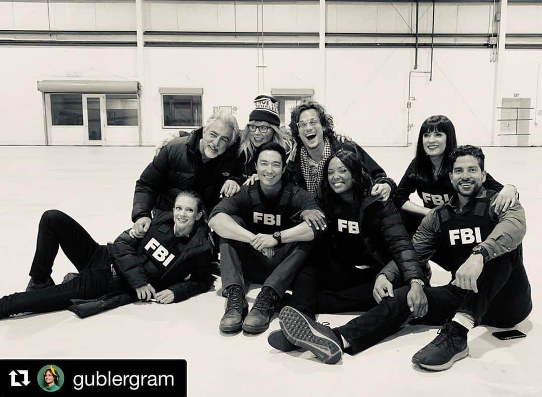 アイシャ・タイラーさんのインスタグラム写真 - (アイシャ・タイラーInstagram)「We are holding on as tightly as we can. Just a few more days left. @crimmindscbs ・・・・ Repost @gublergram — day 5 of the last C.M 4 ever. (and based on our hands you can probably profile that we don’t want to let each other go)」5月8日 22時36分 - aishatyler