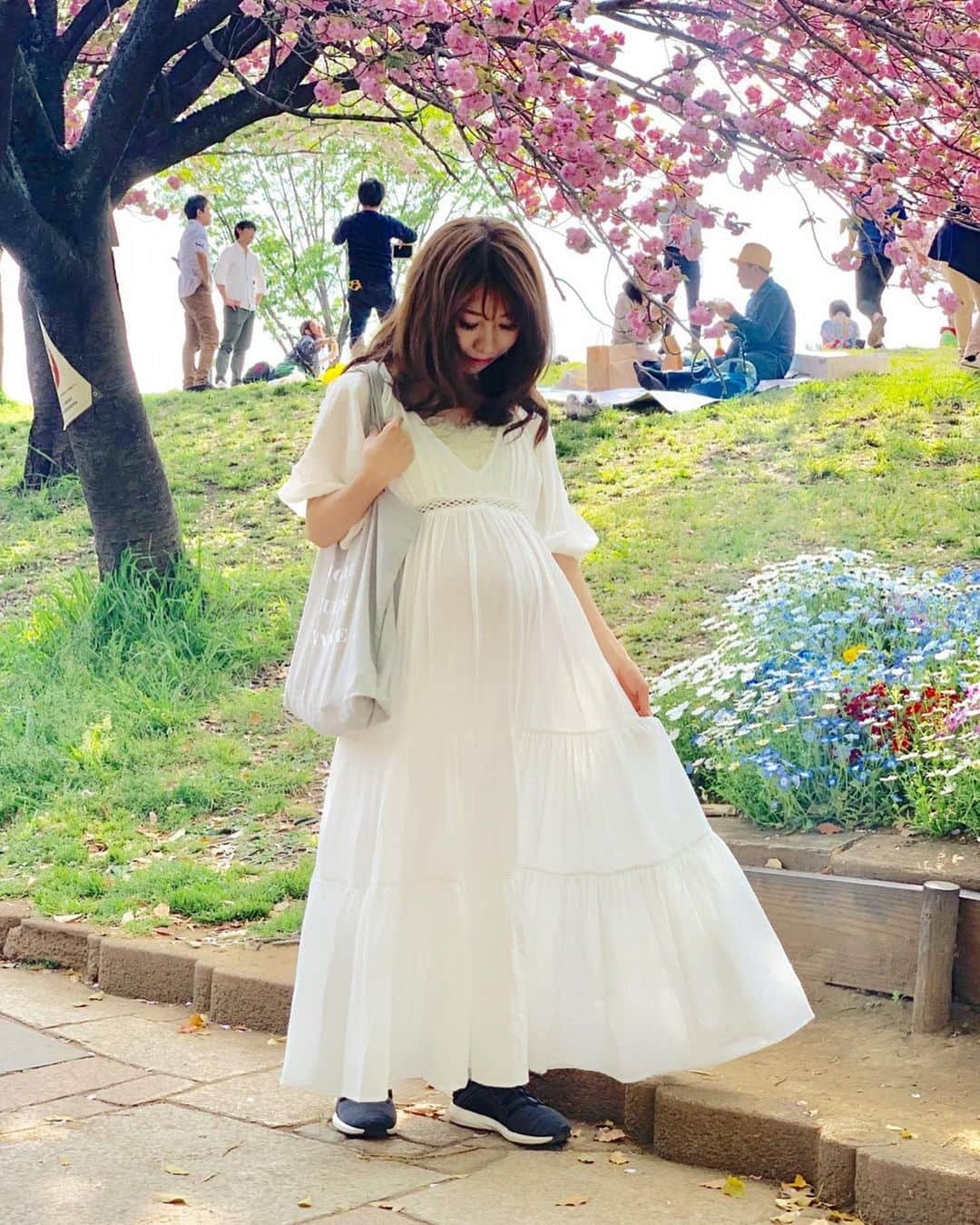 こままりえさんのインスタグラム写真 - (こままりえInstagram)「✴︎ coordinate🤰👗💫 . one-piece…#ribou @ribou_official  bag…#mews @mews_official_jp  shoes…#PUMA @puma . #出産前 は本当にお腹がはちきれそうで🤰💦 着れるお洋服に限りがあったので お腹に負担がないお洋服を 着回す機会が多かったです😝 @basement_online のワンピは 特によく着ていました👗💕 . 出産してお腹が元に戻ったのは 動きやすくなったけど ちょっとだけさみしいなぁ〜😭🤰✨✨ . #fashion #coordinate #ootd #outfit #code #mamacode #152cm #まりえコーデ #コーディネート #コーデ #マタニティコーデ #妊娠11ヶ月 #basementonline #ベースメントオンライン #MEWSREFINEDCLOTHES #ミューズリファインドクローズ #ミューズootd #ミューズ2019 #ミューズbag #愛犬 #いんすたぷりん #プリンくん #マルプー #ミックス犬 #愛犬との暮らし #花のある幸せ時間」5月8日 22時38分 - komamarie