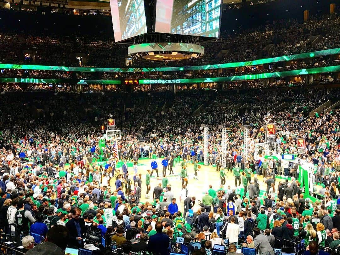 RyosukeTakenakaのインスタグラム：「NBA🏀人生初のバスケ観戦がNBAになるとは、、Boston Celticsが現在クライマックスシリーズのセミファイナル中。アメフト🏈と野球⚾️に続きWorld Championになってほしいところ✨ . I went to see NBA! This is my first time to see basketball. It was a lot of fun..go Celtics.. . #Boston #america＃バスケ＃NBA#celtics #basketball＃スポーツ#sports#アメリカ#海外#留学#study」