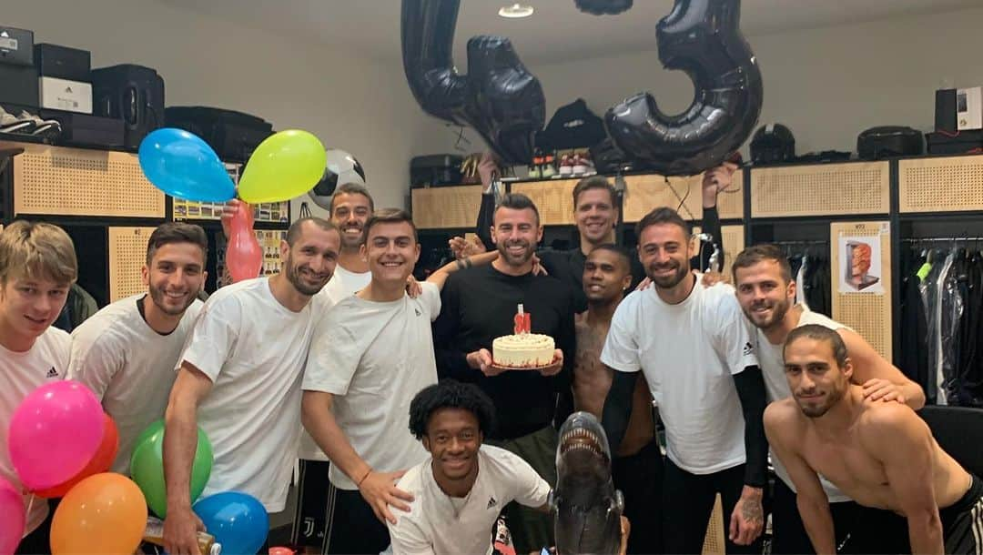 パウロ・ディバラさんのインスタグラム写真 - (パウロ・ディバラInstagram)「Tanti auguri @andreabarzagli15 🎉 sei il numero 1. Ti abbiamo organizzato la festa come bambini di 5 anni 😂, tutto questo è perché ti vogliamo bene amico! 💙💥🎂🎉」5月8日 22時44分 - paulodybala