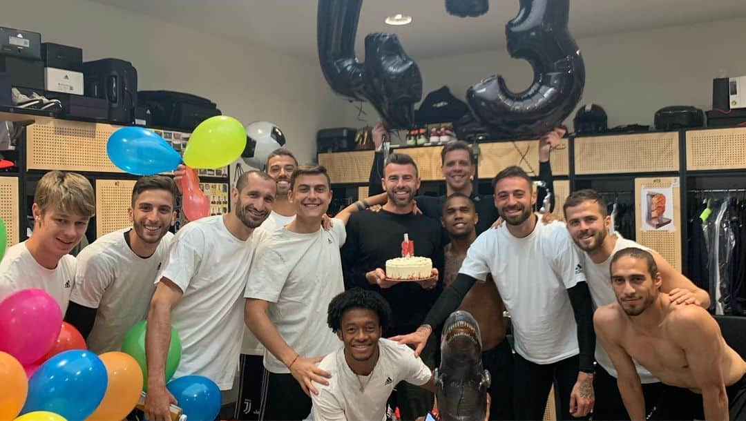 パウロ・ディバラさんのインスタグラム写真 - (パウロ・ディバラInstagram)「Tanti auguri @andreabarzagli15 🎉 sei il numero 1. Ti abbiamo organizzato la festa come bambini di 5 anni 😂, tutto questo è perché ti vogliamo bene amico! 💙💥🎂🎉」5月8日 22時44分 - paulodybala