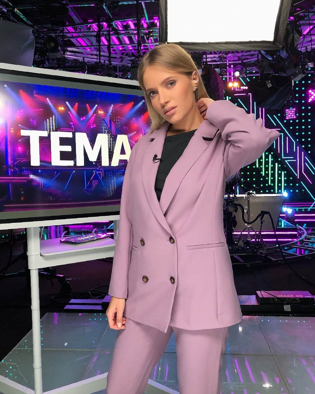 RU.TVさんのインスタグラム写真 - (RU.TVInstagram)「☀️ Сегодня с Лизой Жарких в программе «Тема» обсуждаем: ⠀ Как и с кем вы проведете День Победы? ⠀ 💌  Поделитесь с нами в комментариях или присылайте смс на номер 5742 (услуга платная, подробности на сайте RU.TV) ❣ Помимо, смс делитесь своими фотографиями  прадедушек и прабабушек с хэштегом #рутв9мая  За наряд для ведущей благодарим @mi.moscow ⠀ ⠀ #темарутв #лизажарких #rutv #рутв」5月8日 22時45分 - ru_tv