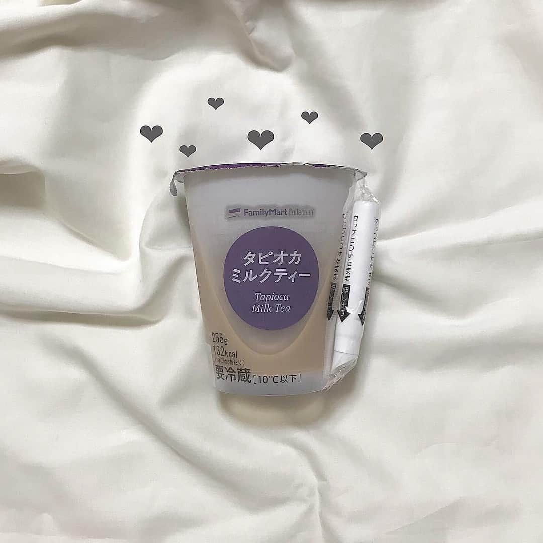 SUCLEさんのインスタグラム写真 - (SUCLEInstagram)「#タピオカミルクティー ファミリマートでゲットできる「タピオカミルクティー」♡ かわいいし美味しいので飲んでみるべきかも👀  ぜひゲットしてみてください♪  タピオカミルクティー ¥238 ﻿ photo by @0__runa ﻿ Sucle のBASEでも、Sucleのお洋服と、オリジナルの巾着ポーチを販売中なのでぜひチェックをお願いします🌷﻿ ﻿﻿﻿ 詳細はプロフィールのURLかストーリーズのURLからジャンプできるので、ぜひチェックしてみてください！﻿ ﻿ @sucle_ では紹介する写真を募集中👧🏻﻿﻿ ﻿﻿﻿﻿﻿ ﻿﻿﻿﻿﻿﻿﻿﻿﻿﻿﻿﻿﻿ タグ付けやハッシュタグをつけてくれた投稿からもピックアップした写真をリポストしています！﻿﻿﻿﻿﻿﻿﻿﻿﻿﻿﻿﻿﻿﻿ #sucle をつける か このアカウントをタグ付けして投稿してね📸﻿﻿﻿﻿﻿﻿﻿﻿﻿﻿﻿﻿﻿﻿ ﻿ ﻿ #ボトルタピオカ #タピオカ #ボトル #タピオカミルクティー #ミルクティー #タピオカ好き #タピオカ巡り部 #タピオカ巡り #タピオカ大好き  #おきがくらぶ  #流行りの #コンビニスイーツ #コンビニドリンク #インスタ映え #シュクレ #フォトジェニック #ファッション #お洒落 #かわいい #置き画くら部 #おしゃれさんと繋がりたい #おしゃれ #お洒落さんと繋がりたい #可愛い #おきがくらぶ﻿」5月8日 22時45分 - sucle_