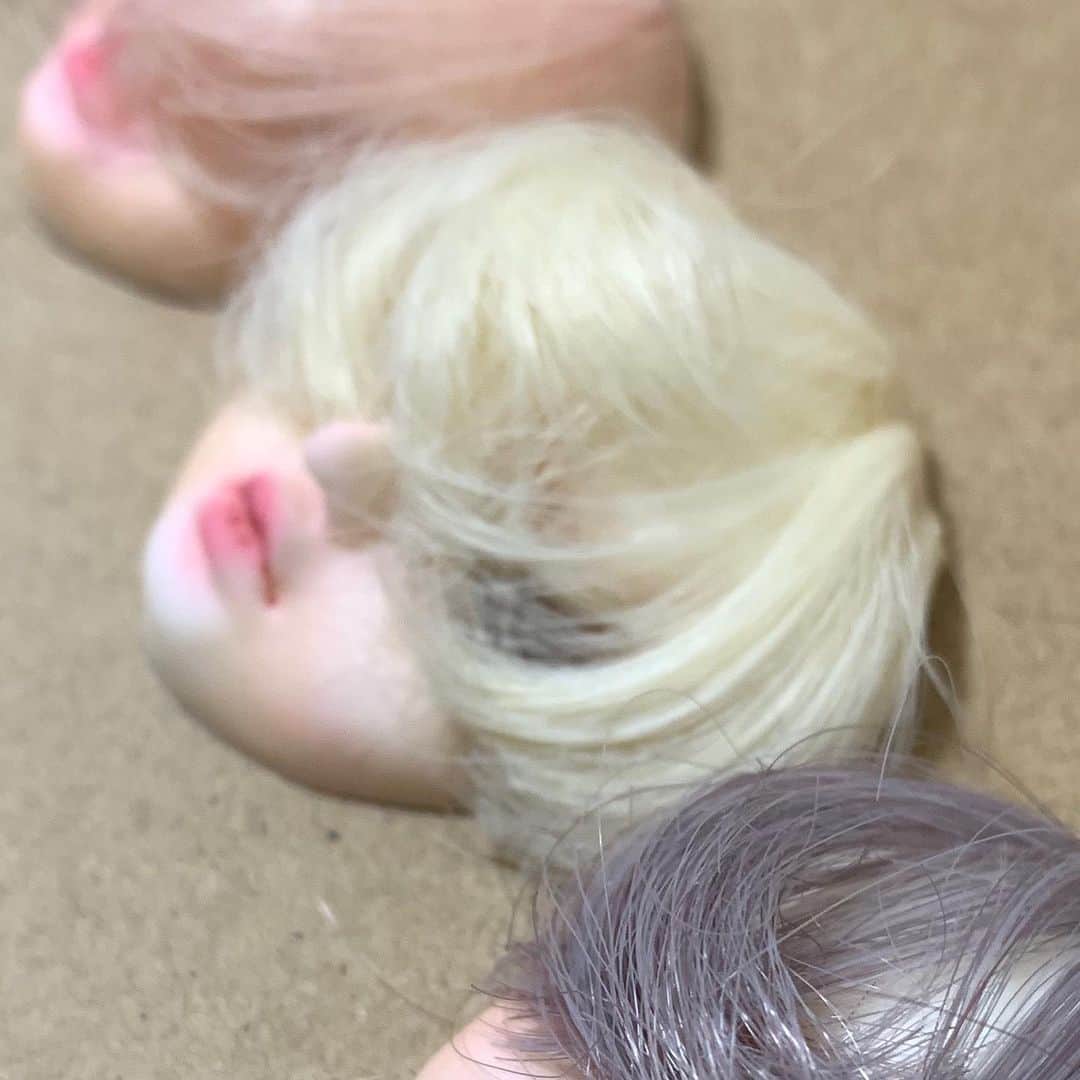 millnaさんのインスタグラム写真 - (millnaInstagram)「ピンク髪の子かわいい . 髪がパヤパヤ生えてきたのでひとりひとりカットします」5月8日 22時51分 - mi_te_yo