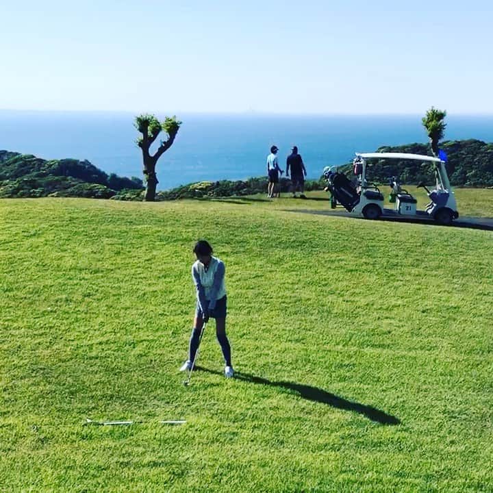 のインスタグラム：「. まるで沖縄💙 . . . #まるで沖縄 #ウソです #千葉です #風の強さと景色が沖縄っぽい #風が強いと疲れるね #ストレッチしよ #東京ベイサイドゴルフコース #ゴルフ女子 #golf女子 #ゴルフ大好き」