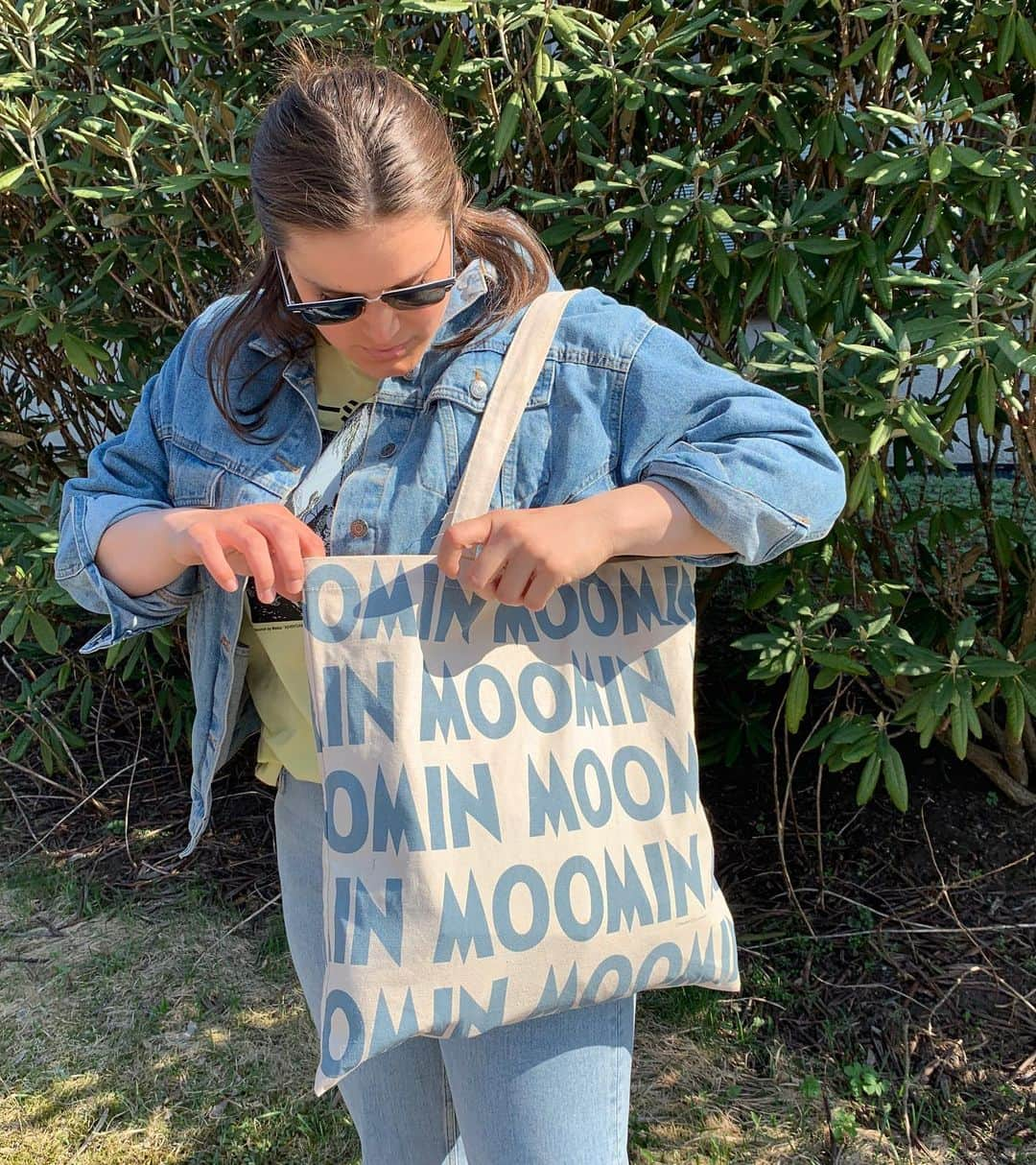 ムーミンさんのインスタグラム写真 - (ムーミンInstagram)「Moomin blue, would you like one too?💠💧🐬🦋 We launched the MOOMIN logo tote bag a while back and the newest edition is a perfect shade of blue in time for summer!😍♻️💙 Do you know how many colour versions there are? Comment below and you might win the BLUE one for yourself😍 Psst! Tag a friend and you could win two!  All orders over 100€ at www.moomin.com* are eligible for a complimentary MOOMIN tote bag!🙌 *custom-made on-demand products are not included in the campaign 🦋 We will pick the winners on Friday May 10th. See moom.in/terms-moomin for more💙  #ToveJansson #Moomin #moomincom #Moominlogototebag #mymoomin#moominofficial #freegift #freebie」5月8日 22時57分 - moominofficial