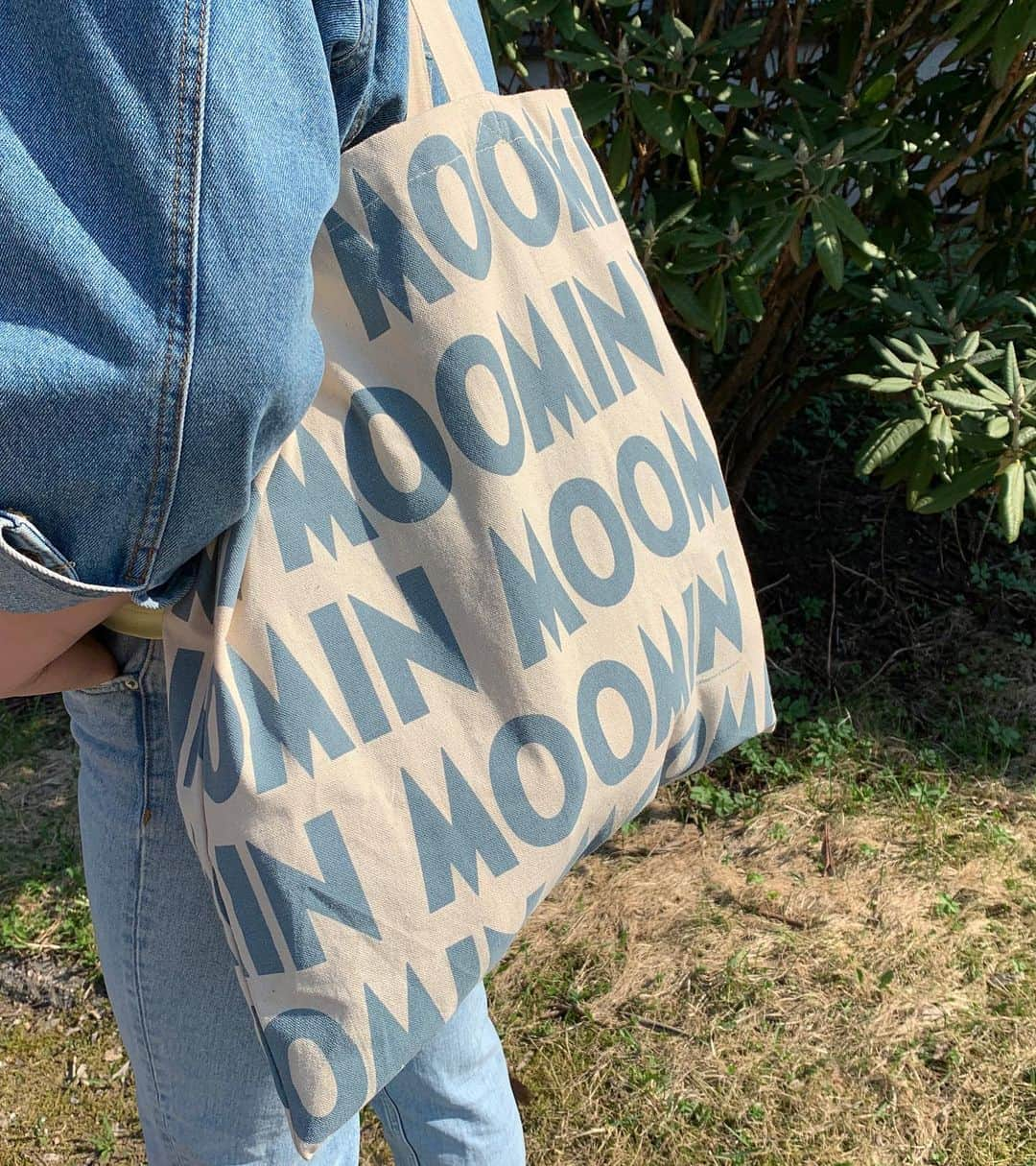 ムーミンさんのインスタグラム写真 - (ムーミンInstagram)「Moomin blue, would you like one too?💠💧🐬🦋 We launched the MOOMIN logo tote bag a while back and the newest edition is a perfect shade of blue in time for summer!😍♻️💙 Do you know how many colour versions there are? Comment below and you might win the BLUE one for yourself😍 Psst! Tag a friend and you could win two!  All orders over 100€ at www.moomin.com* are eligible for a complimentary MOOMIN tote bag!🙌 *custom-made on-demand products are not included in the campaign 🦋 We will pick the winners on Friday May 10th. See moom.in/terms-moomin for more💙  #ToveJansson #Moomin #moomincom #Moominlogototebag #mymoomin#moominofficial #freegift #freebie」5月8日 22時57分 - moominofficial