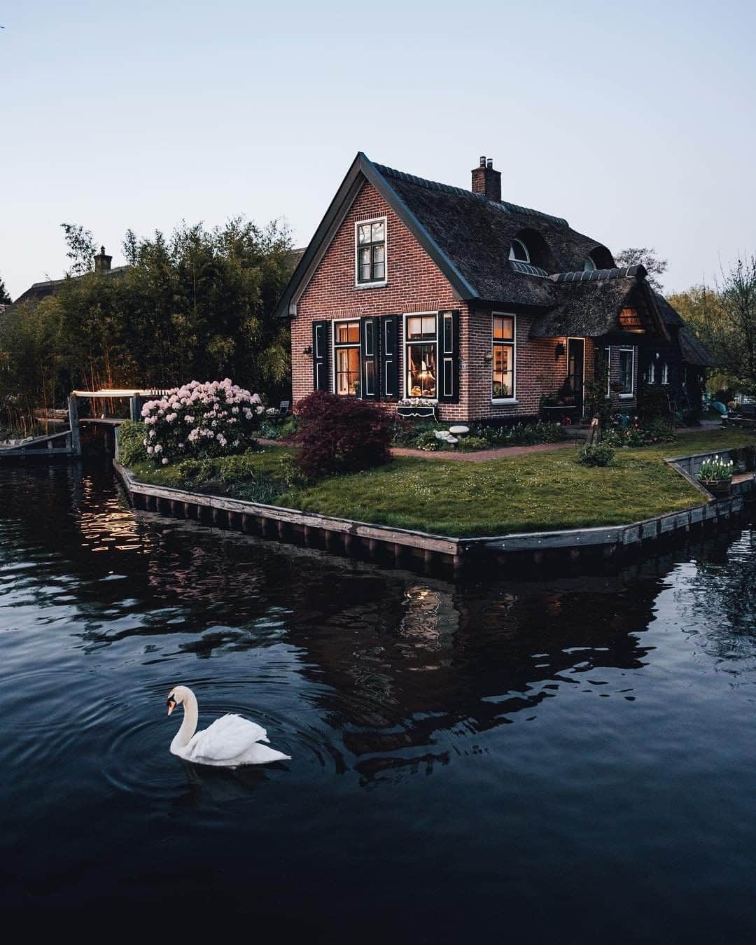 Travel + Leisureさんのインスタグラム写真 - (Travel + LeisureInstagram)「There are no roads in this town, just waterways. Read more about the storybook city of Giethoorn, Holland at our link in bio 🛶 #tlpicks courtesy of @bokehm0n」5月8日 23時07分 - travelandleisure
