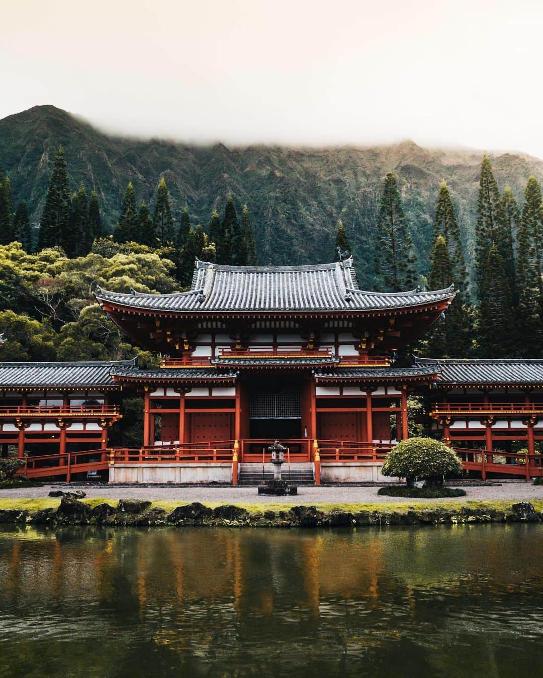 CANON USAさんのインスタグラム写真 - (CANON USAInstagram)「"The Byodo Temple is nestled into a beautiful green valley on Oahu, HI. Walking around its halls feels majestic, as it has no windows and it lets in a lot of natural light. Pay it a visit and if you treat it with respect, it’ll return it to you as well." #MyCanonStory  Photo Credit: @alekankelo Camera: #Canon EOS 6D Mark II Aperture: f/11 ISO: 160 Shutter Speed: 1/160 sec」5月8日 23時00分 - canonusa