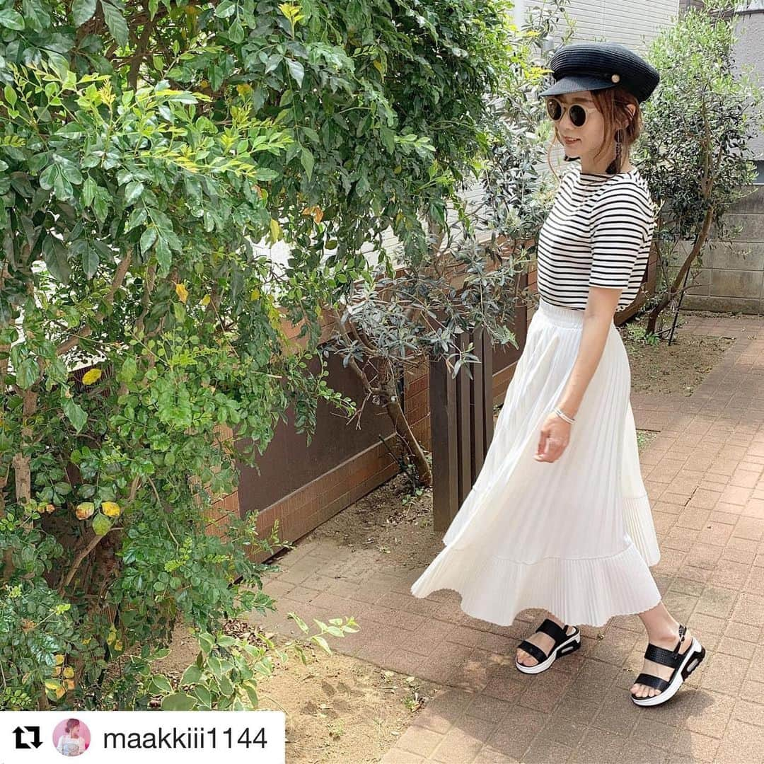 VIVIAN Collectionさんのインスタグラム写真 - (VIVIAN CollectionInstagram)「// 素敵なコーデありがとうございます(*☻-☻*) #Repost @maakkiii1144 with @get_repost ・・・ ♡♡♡♡♡ . . スポサンをNew inしたよー♡ カジュアルアイテムに使えるし とにか楽ちんで最高💓 .  @vivian_collection_official のものなんだけどGWセール開催中だった♡♡ . すでに最大50％オフもやってて 母の日のプレゼントに最適なものも多く対象商品は16種類もありましたよ〜♡♡ . さらに母の日対象商品はポイント10倍❣️ これから大活躍のサンダルもセール中なのでぜひチェックしてね♡♡ . . . . #viviancollection #vivian公式アンバサダー #春コーデ #夏コーデ #zozotown #ゾゾタウン #サンダルコーデ #スポサン #スポーツサンダル #スポーツミックス  #マリンコーデ #キャスケット  #ペーパーキャスケット  #プリーツスカート #ボーダー #大人カジュアル  #ルーファ  #ママコーデ #ママファッション  #プチプラコーデ #プチプラファッション  #大人かわいい #韓国ファッション #30代ファッション  #ユニジョ #大人gu部 #uniqlo  #ラクジョ」5月8日 23時01分 - vivian_collection_official