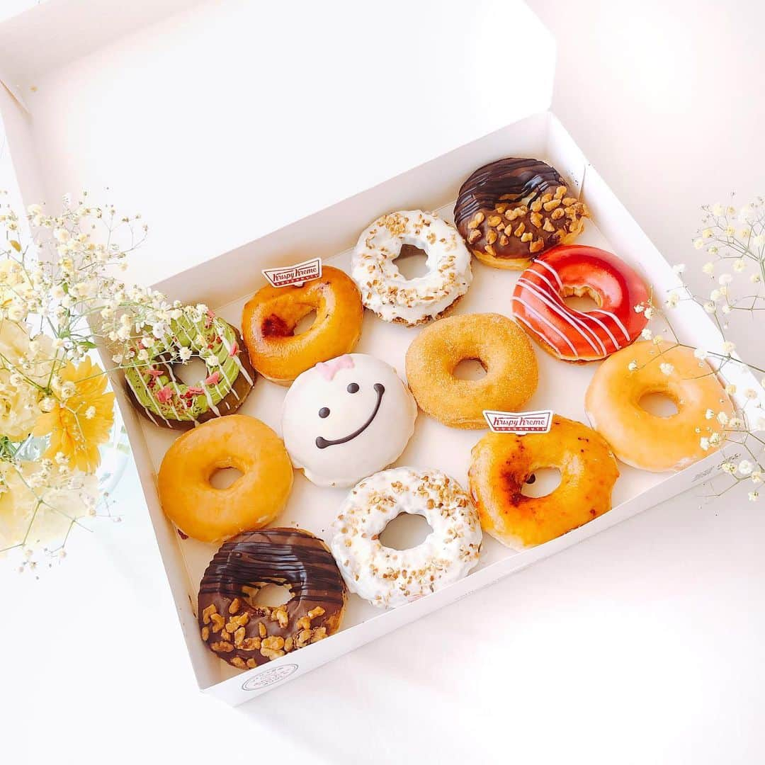 込山榛香さんのインスタグラム写真 - (込山榛香Instagram)「大好きドーナツ🍩❤️🌼﻿﻿ ﻿﻿ ﻿﻿ 期間限定の #和茶ドーナツ と #ママドーナツ が食べたくて😋﻿ ﻿﻿ 何でこんなに美味しいんだろう〜✨﻿ ﻿ ﻿﻿ ﻿﻿ ドーナツ好きな人、手をあげてー！ ﻿﻿ ﻿ ﻿ ﻿ #クリスピークリームドーナツ #クリスピー ﻿#ドーナツ﻿ #krispykreme #donuts  #オリジナルグレーズド ﻿ #抹茶 #ほうじ茶 #チョコレート#ストロベリー #母の日」5月8日 23時04分 - komiharu_official