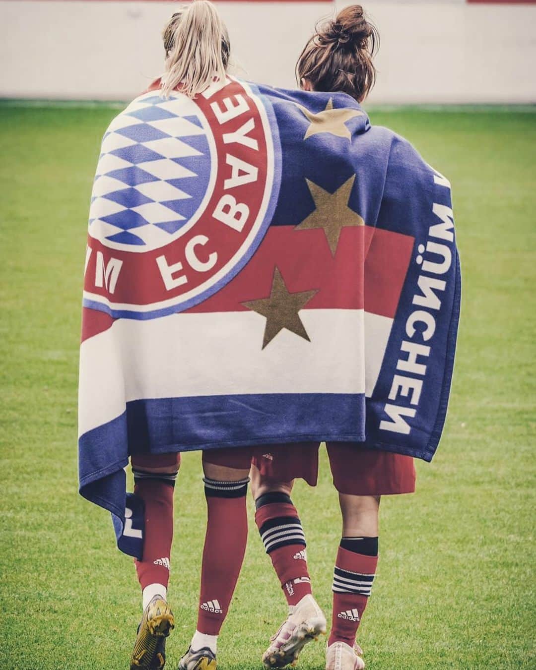 Lina Magullのインスタグラム：「Last 2 games with the @fcbfrauen ladyzzz this season 😊🤞today vs @werderfrauen #fcbayern #werderbremen #leggo」