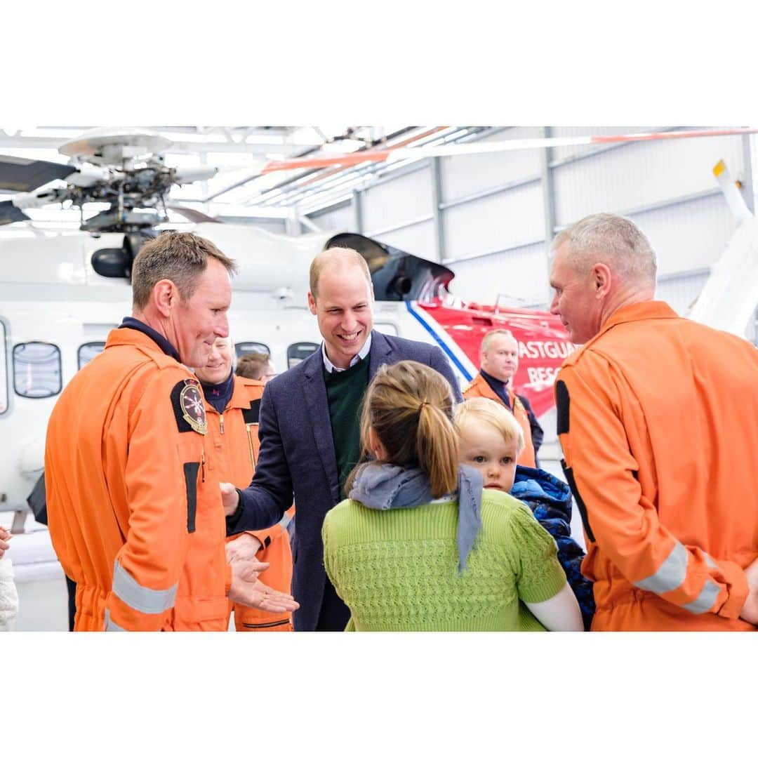 ウィリアム（ケンブリッジ公）さんのインスタグラム写真 - (ウィリアム（ケンブリッジ公）Instagram)「🚁 The Duke and Duchess of Cambridge visited North Wales to meet individuals and organisations who are encouraging people to look after their communities and protect the natural environment — starting with a visit to Caernarfon Coastguard Search and Rescue.  At the Helicopter Base The Duke caught up with Mike and Rich, who The Duke worked alongside during his time as a Search and Rescue Pilot, before joining Damien from the Maritime and Coastguard Agency for a discussion with crew members about the mental health challenges that result from working as first responders — before meeting staff and families.  The Duke and Duchess also took the opportunity to take a closer look at one of the Base’s new new Sikorsky S92 helicopters! 📷PA / Kensington Palace」5月8日 23時12分 - princeandprincessofwales