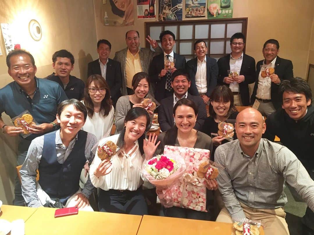 瀬間友里加のインスタグラム：「昨日はヨネックス皆様での【平成お疲れ様&令和も頑張ろう！】会へ参加させていただきました♪そして皆様から結婚のお祝いをして頂きました✨😍ジュニア時代からずっとお世話になっているヨネックス✨プロになる時にもサポートしていただき引退してからも変わらずこうやって皆様と一緒にいられることができて嬉しいです💕テニスは私にとって本当にかけがえのないもの✨色んな思い出話しにも花が咲いて、また今のテニス界の話しもでき楽しいひと時でした☺️プレゼントで頂いたネーム入りタオルと花束嬉しかったです😍🙏ありがとうございました💕#yonex #yonextennis」