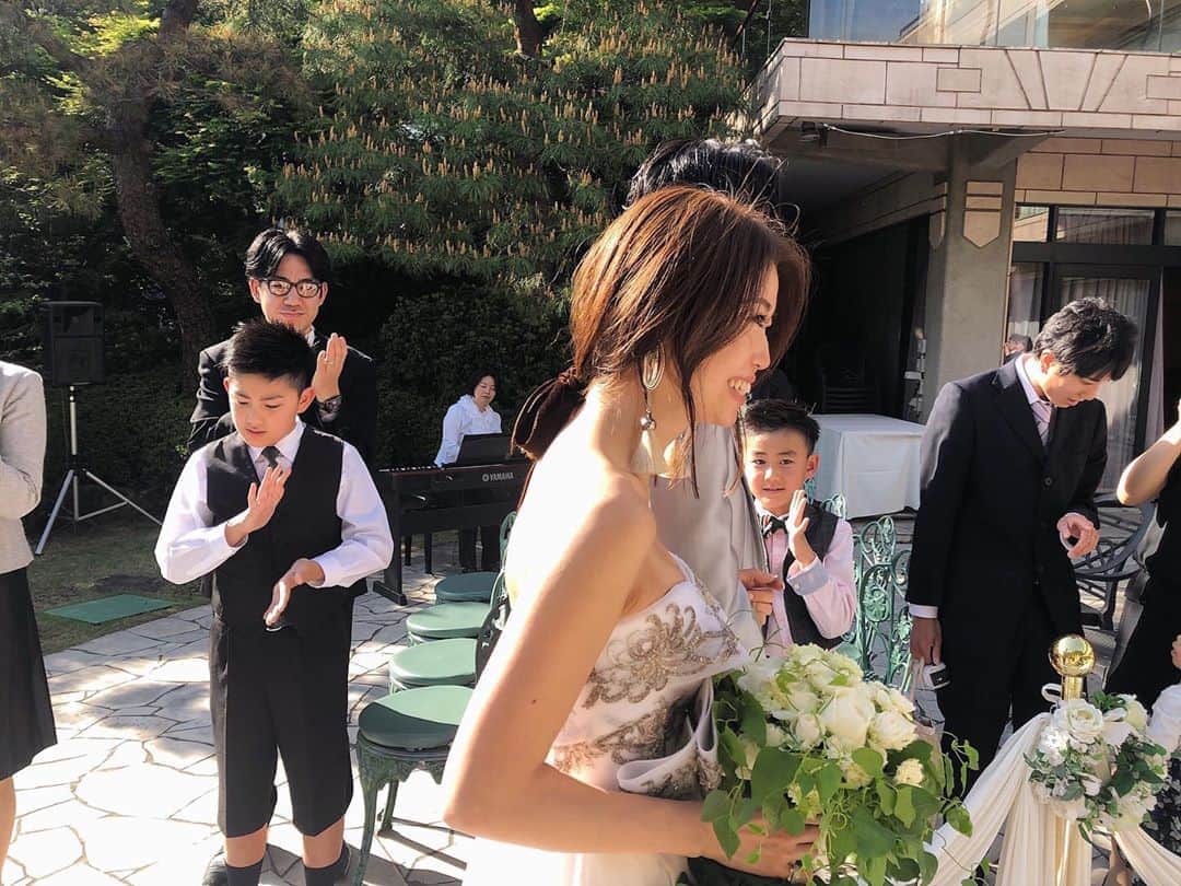 橋本江莉果さんのインスタグラム写真 - (橋本江莉果Instagram)「だいっすきで愛して止まない、まり @1113mary とたけ @takeyukinakajima の結婚式👰🏻💝🤵🏻 やるって決まってから今か今かとずっと楽しみに待っていた結婚式は、もう、それはそれはほんっとに本当に幸せいっぱいで、素敵な時間でした❤️ まりとは大人になってから出会った中でも、1番ってくらい仲良くなって、こんなに美人でかわいいのに、とにかく心がキレイで、ほんとに性格がいい👏🏼🤣💕 まりの笑い方、笑い声が大好きで、私のくだらない笑いにもゲラッゲラッ笑ってくれるのがいつもうれしくて、いつもに増して自然とお笑いスイッチ入っちゃうほどw そんなまりにある日、彼氏が出来たと紹介されたのがたけ！これがまたイケメンなのに、穏やかでユーモアあって、何よりいい奴で✨🌟💫 こんなにもお似合いのカップルいるのか！ってくらい、2人とも美男美女で、お互いを思いやって尊重し合って、ありのままを愛してる2人がいるんだな❣️っと夢を見させてくれるくらい←、大好きな2人で🥰 そんな2人が遂に入籍して、結婚してからは頻繁にお家に遊びに行っては、 #mary飯 @1113marymeshi をご馳走になったり、たけの友達たちと一緒に遊んだり泊まったり、いい奴の周りにはいい奴しかいないんだなと、2人の周りには常に幸せが溢れてて、共に過ごせる時間がたまらなく好きで☺️💕 ずーっと昔から知ってるわけではないけれど、まりの色んな考えや想いを少なからず側で聞いて感じてきたからこそ、今回の結婚式はとても感慨深く、胸がいっぱいになりました🥺💕 結婚式では、心友たち、1人1人に手紙を書いていてくれたのだけど、ぎっしり1枚書いてあって、もう泣けた😢💕 まりの言葉のチョイスが大好きで、人の気持ちの奥の奥まで感じ取ってくれる、本当に優しくて愛情たっぷりの人😌💛 暑苦しいくらい、こうして想いを書いてしまうのも、まりだから👏🏼🤣💕 まりと出会って、たけと出会って、2人の友達ともすっかり仲良くなれて、幸せの輪を広げてくれる2人は最高の心友たちです❣️❣️❣️ これからも末永くよろしくだし、末なが〜〜く、お幸せにだよ🥳💓 最幸の時間を心からありがとう😘💋💋💋 また家遊び行くね〜🤤🥢 #happywedding #wedding #besties #loveyou #thankyou #幸」5月8日 23時19分 - erica_hashimoto