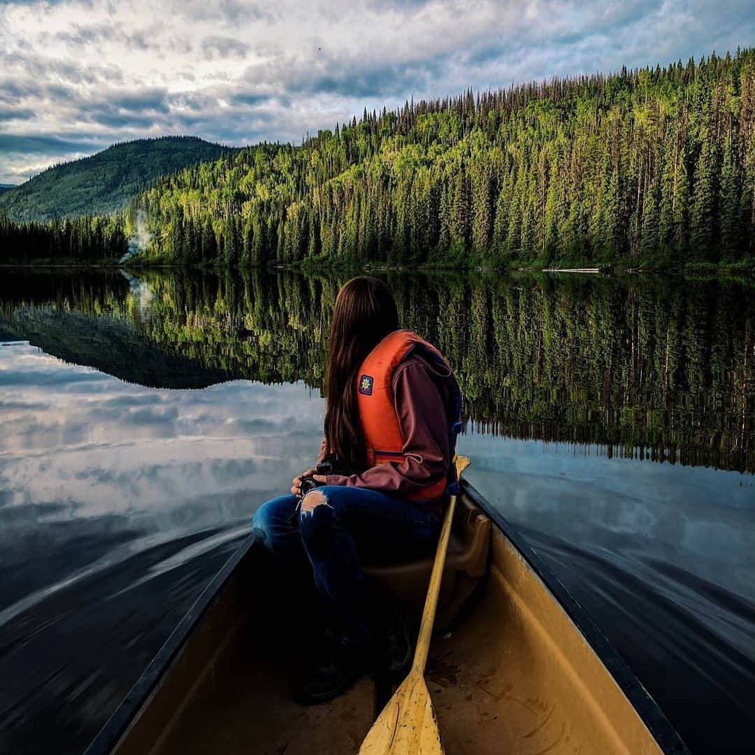 Explore Canadaさんのインスタグラム写真 - (Explore CanadaInstagram)「Have you tried canoeing? With thousands of rivers and lakes throughout BC, there’s endless places to explore on the water to find your own little slice of paradise. Use #ExploreCanada to show us where you are exploring this summer! 📷: @northkourt 📍: @travelnorthernbc, @hellobc  #travelnorthernbc #explorebc, #beautifulbc #hiking #mountainviews」5月8日 23時20分 - explorecanada