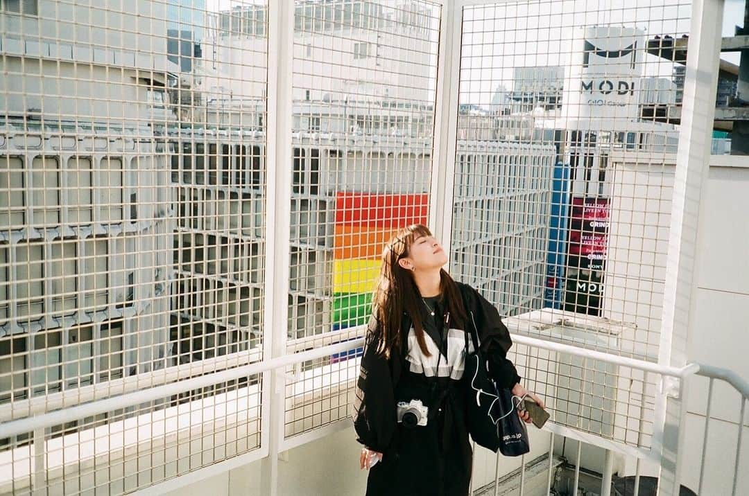 森高愛さんのインスタグラム写真 - (森高愛Instagram)「明日もいい日になりますように☺︎ おやすみ🌙 . #film #森高のお洋服」5月8日 23時33分 - ai_moritaka_official