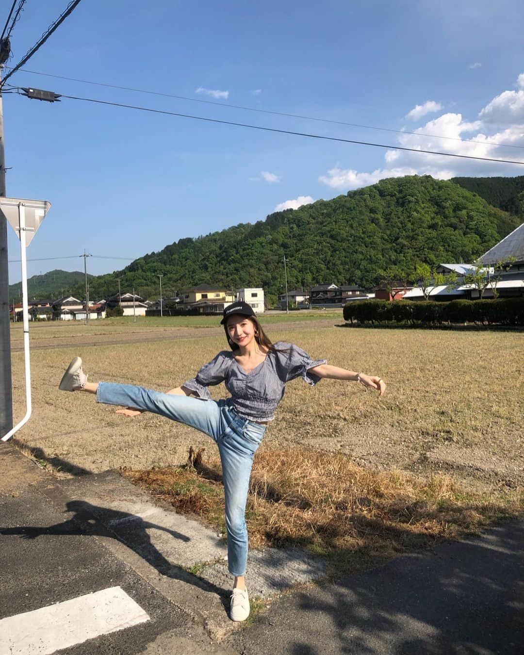 平木愛美さんのインスタグラム写真 - (平木愛美Instagram)「だいすきな田舎🌼  ポーズださめ。笑 にまいめとかなにこの瞬間？いかちい。 じゃんぷ！ Y字ばらんす！（できてない）  ストーリーで質問いっぱいもらったので、洋服タグづけしておきます♡  #愛 #津山 #岡山 #manami_travel #ひらきふぁみりー」5月8日 23時26分 - manamihiraki