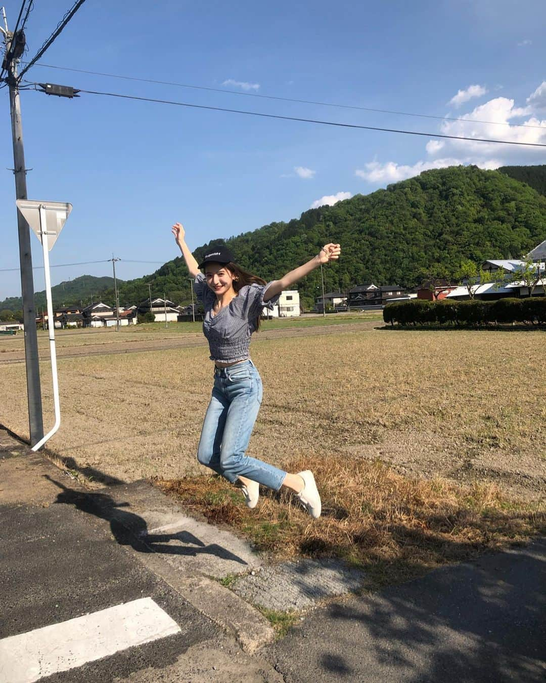 平木愛美さんのインスタグラム写真 - (平木愛美Instagram)「だいすきな田舎🌼  ポーズださめ。笑 にまいめとかなにこの瞬間？いかちい。 じゃんぷ！ Y字ばらんす！（できてない）  ストーリーで質問いっぱいもらったので、洋服タグづけしておきます♡  #愛 #津山 #岡山 #manami_travel #ひらきふぁみりー」5月8日 23時26分 - manamihiraki