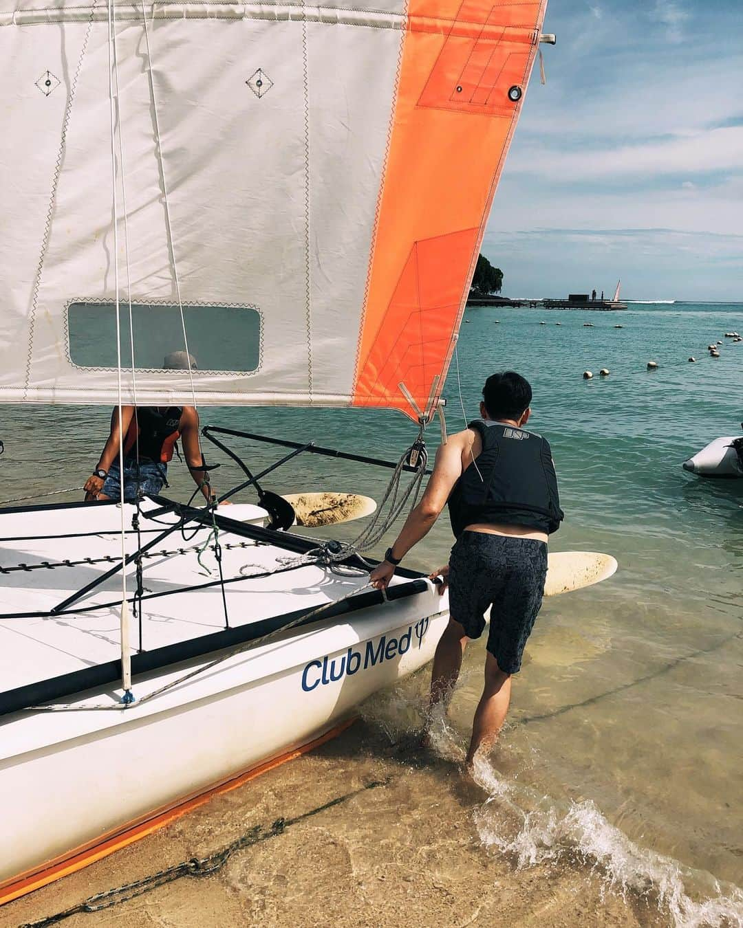 ソニア・スイさんのインスタグラム写真 - (ソニア・スイInstagram)「水上運動日🤙☀️⛵️ 要變焦棠啦～ok嗎🤪？ #mauritius #clubmedalbion #sailing #paddleboarding #eating」5月8日 23時26分 - suitangtang