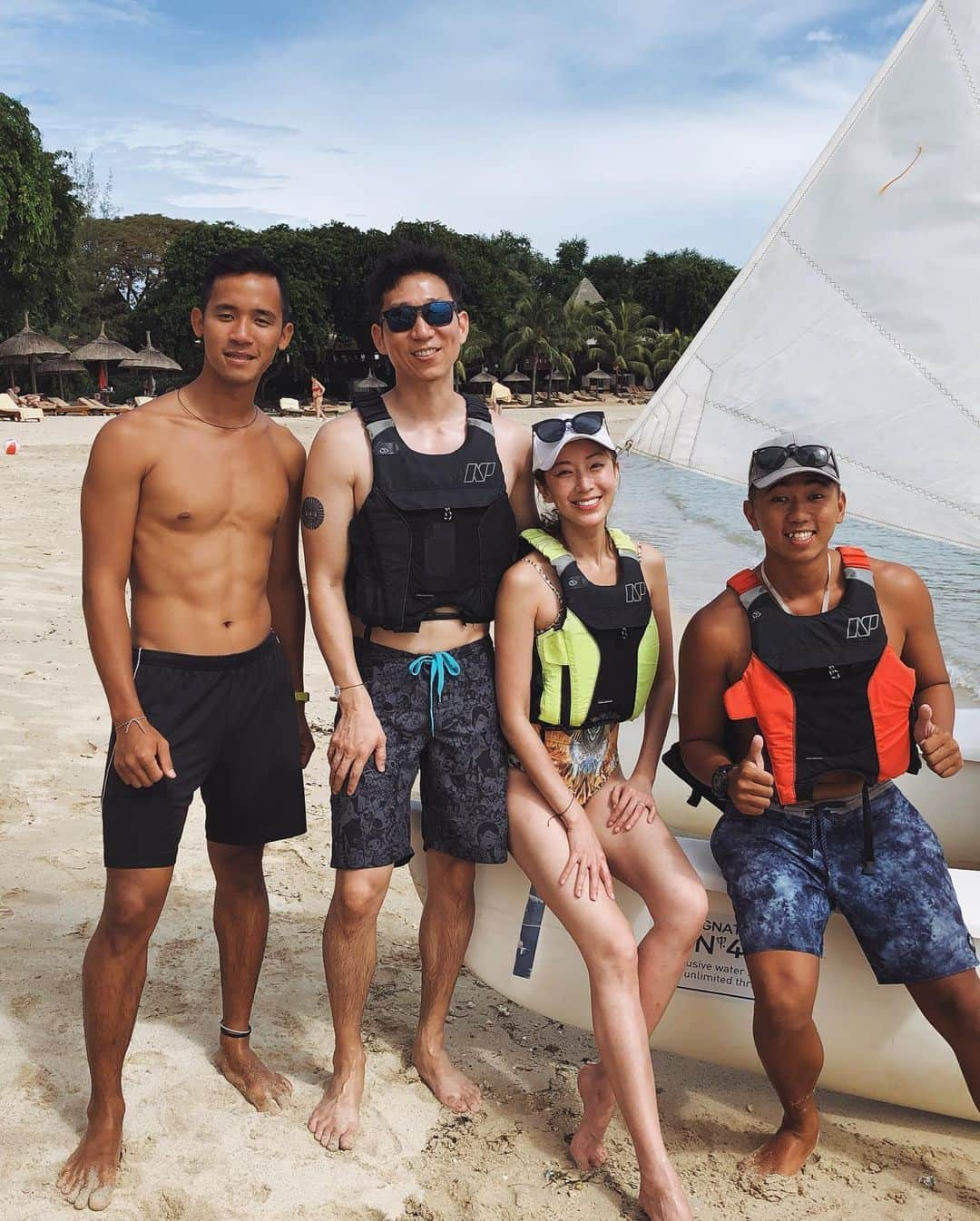 ソニア・スイさんのインスタグラム写真 - (ソニア・スイInstagram)「水上運動日🤙☀️⛵️ 要變焦棠啦～ok嗎🤪？ #mauritius #clubmedalbion #sailing #paddleboarding #eating」5月8日 23時26分 - suitangtang