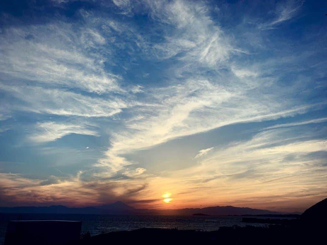 長谷川かすみさんのインスタグラム写真 - (長谷川かすみInstagram)「今日の空 富士山から雲が広がっているみたい。  #夕焼け #夕焼け空 #sunset #iphonexs #iphonexphotography  #今日は #撮影 だったよ。#始めての体験 ばかりでした😊」5月8日 23時27分 - hasegawa_kasumi