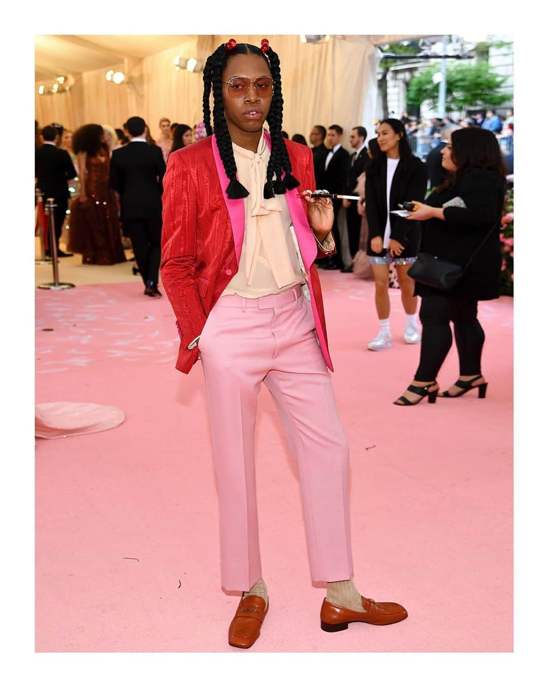 グッチさんのインスタグラム写真 - (グッチInstagram)「Attending the #MetGala, @jeremyoharris wore a custom #Gucci one button shawl lapel jacket with a silk chiffon self-tie blouse, pink trousers, leather loafers with Horsebit and Double G and square frame metal #GucciEyewear sunglasses. He completed his look with @guccibeauty Baume à Lèvres shade 04 in ‘Penelope Plum.’ Discover more through link in bio. @alessandro_michele #AlessandroMichele #GucciBeauty @metcostumeinstitute #MetGala2019 #CostumeInstitute #MetCamp」5月8日 23時27分 - gucci