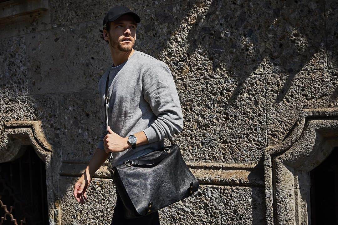 のインスタグラム：「Smart minimalism at its finest. Meet our briefcase that's the essence of modern refinement. ☆ #ILBISONTE」