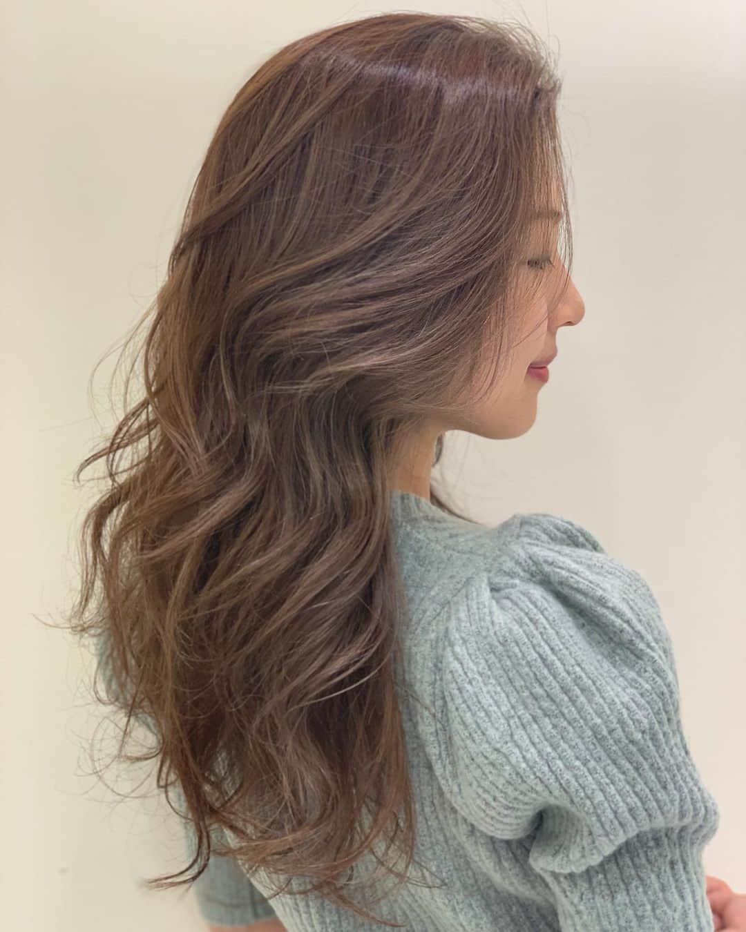 橋本聖子さんのインスタグラム写真 - (橋本聖子Instagram)「NEW HAIR COLOR💇‍♀️💜 . #ノーフィルター でこの色味！ 超絶おしゃれ色にしてもらいました〜✨（アホ毛も喜んで活発だ。笑） . 本当は、ブリーチして〝金髪〟にしたかったのですが、後のことを考えると思いとどまりました😔（でもいつかは金髪にするぞ！！！今中二病の橋本さんです） . その代わりに、ハイライトを細かく入れてもらって、全体はピンクやパープル、グレージュも入れてもらって明るく🎗 とってもお気に入りです🥰🥰🥰 . いつも夢に向かって一生懸命の @maisaito1228 ちゃん、ありがとう💛 . 現在、美意識向上週間です〜〜〜〜🧘‍♂️ #ヘアカラー #美容院 #銀座」5月8日 23時34分 - _seikohashimoto