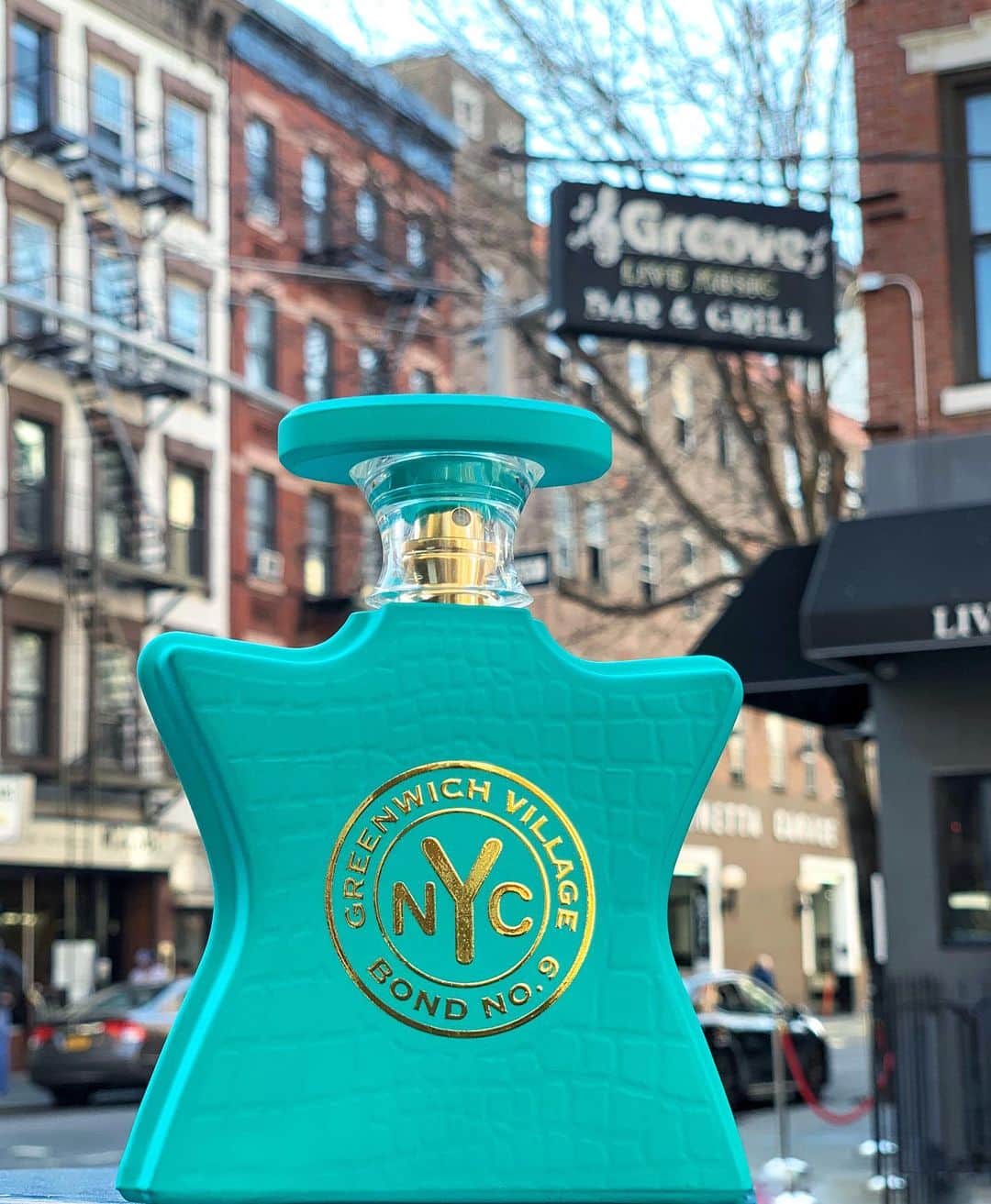 のインスタグラム：「TODAY ONLY | Enjoy complimentary 2-day shipping on all orders on bondno9.com for Mother’s Day! Greenwich Village is the perfect gift for her.  #bondno9 #bondno9ny #newyork #newyorkcity #nyc #greenwichvillage #mothersday #gifts #fragrance #perfume #love」